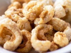 Babcia pokazała mi, jak zrobić kolagenowe skwarki. Nie potrzebuję ani słoniny, ani boczku, by chrupały