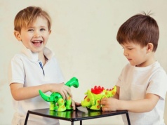 Ilu przyjaciół powinno mieć dziecko? Odpowiedź może cię zaskoczyć