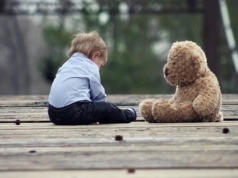 Polska się wyludnia, a na popularności zyskuje… wazektomia. Czyli dlaczego celowo wybiera się bezdzietność?