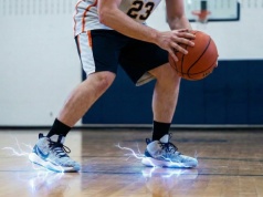 Wiemy, dlaczego buty do koszykówki piszczą. Chodzi o miniaturowe pioruny