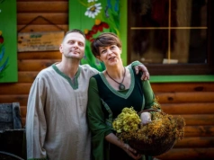 Stara stodoła miała zniknąć. Dziś przyjeżdżają tu ludzie z całego świata