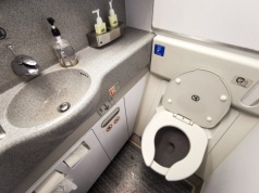 Toalety z samolotów skarbnicą dla naukowców. W tle „superbakteria”