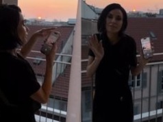 CORAZ SZCZUPLEJSZA Demi Moore kołysze się na balkonie w rytm nowego singla córki. Zachwyca? (FOTO)