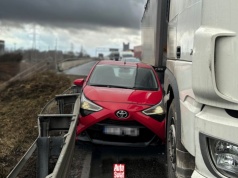 Kierowca ciężarówki pomógł policjantom zakończyć pościg. Zakleszczył uciekiniera