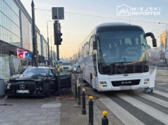Poważne zderzenie w centrum Warszawy. Mercedesem za milion złotych wjechał w autokar na Marszałkowskiej