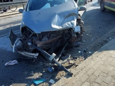 Zderzenie dwóch samochodów osobowych. Dwie osoby trafiły do szpitala