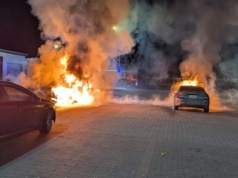 Pożar dwóch samochodów BMW na parkingu. Pojazdy spłonęły doszczętnie