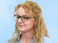 Córka zgłosiła mamę do metamorfozy, bo "teraz czas na nią". Maciej Maniewski zafundował Urszuli fryzurę, jakiej nigdy nie miała