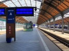 Chciał kupić bilet na pociąg. Musiał udawać, że jedzie z Czech