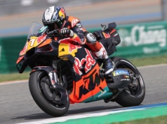 Pedro Acosta wygrywa dramatyczny sprint MotoGP w Tajlandii. Kara dla Marca Marqueza