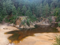 Te jeziorka najlepiej podziwiać wiosną. Woda ma tu wyjątkowe kolory
