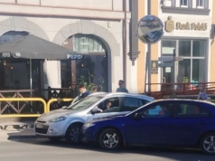 Kolizja w centrum Szklarskiej Poręby. Wymuszenie pierwszeństwa na ul. Jedności Narodowej