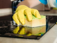 Smugi na indukcji doprowadzają do szału? Zmieszaj to z wodą i przetrzyj płytkę. Będzie lśnić