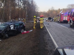 Zderzenie trzech aut na DK20. Ranni trafili do szpitala, są objazdy