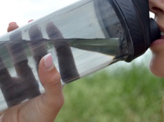 Już nie 8 szklanek dziennie. Nowe wytyczne dotyczące picia wody