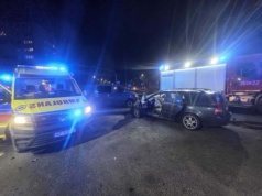 Zderzenie osobówki z radiowozem! 4 osoby ranne, w tym policjanci, osoba przewożona radiowozem i kierowca auta osobowego