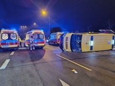 Groźny wypadek ambulansu w Lublinie. Pojazd przewrócił się na bok, kilka osób jest poszkodowanych