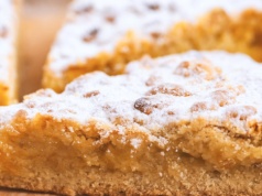 Sypana szarlotka z lodami. Deser bez wysiłku, który zadowoli wszystkich - z przepisu Karoliny Stolarskiej-Bigos