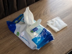 Gdzie wyrzucić mokre chusteczki? Pytanie wraca częściej niż kupowane są worki na śmieci