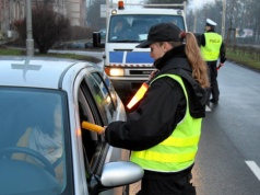 Niepokojąca moda wśród kierowców. Korzystają, a potem tracą prawo jazdy i samochody