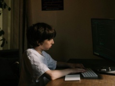 Jak nauczyć dziecko zdrowych granic w kontaktach online? Zasada, która ratuje