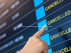 Loty odwołane, Polacy nie mogą wrócić do domów. Szef MSZ tłumaczy