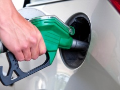 Nadchodzi ekologiczna benzyna E20. Miliony kierowców mogą mieć problem