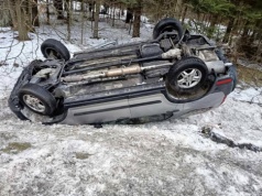 Dachowanie samochodu osobowego na drodze wojewódzkiej nr 858. Interweniowały służby ratunkowe