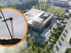 Pierwszy żuraw na placu budowy pływalni przy ul. Ostródzkiej. Kiedy inwestycja będzie gotowa?