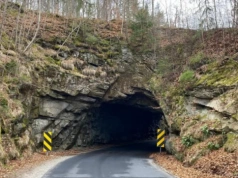 Tunel jak jaskinia. Jedyny taki na Dolnym Śląsku. A leży w rejonie stworzonym do pieszych wędrówek