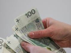 Tyle wynosi teraz zasiłek rodzinny. Kwota może niemiło zaskoczyć