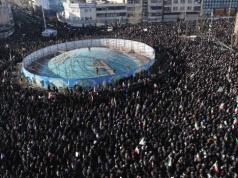 "Śmierć Ameryce" i tańce na ulicach. Reakcje Irańczyków na zabicie ajatollaha