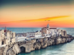 Do złudzenia przypomina Santorini. Tu jest jednak taniej i mniej tłoczno