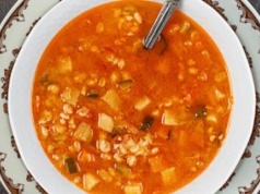 Wrzucam do miski i zalewam pomidorówką. Ten dodatek działa na jelita lepiej niż makaron i ryż