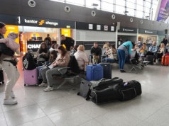 Dramat, Polak utknął na lotnisku na pustyni! „Szarża nie funkcjonuje”