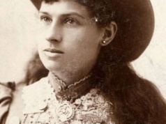 W wieku 8 lat nauczyła się strzelać. Później zdobyła sławę jako "dziewczynka, która nigdy nie chybi"