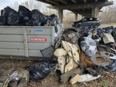 Telewizor, sedes i narty wyłowione z rzeki! 4,5 ton śmieci wywieziono z jednego kilometra Stradomki! /Fotorelacja/
