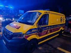 Szczęście w nieszczęściu. Zderzenie karetki z Volkswagenem zakończone jako kolizja