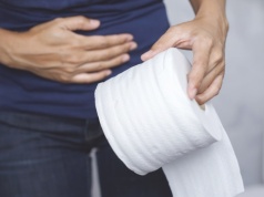 Niewinne nawyki mogą rozregulować pracę jelit. Na te objawy zwróć uwagę