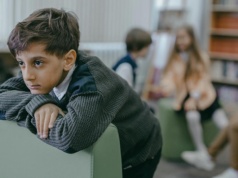 "Nie mam z kim siedzieć na przerwie" – słowa, które łamią serce rodzica. Jak mądrze pomóc dziecku?