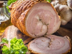 Rolada z boczku w towarzystwie jabłek i szałwii. Zachwyca już po przekrojeniu!