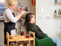 Najczęstszy błąd u fryzjera. Styliści powtarzają jak mantrę. Nie chodzi o nożyczki, lecz o słowa