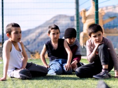 Chłopiec w sukience? Brytyjska minister mówi: dajcie mu spróbować. W polskiej szkole nie wolno nawet farbować włosów