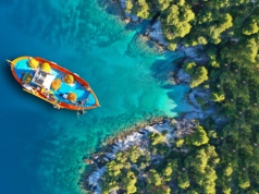 Na tej wyspie kręcono film „Mamma Mia!”, ale nadaj jest tu spokojnie i rajsko