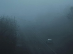 Gęsta mgła w całym województwie. IMGW ostrzega kierowców