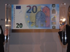Banknoty euro do wymiany. Wizerunek słynnej Polki może trafić na unijne pieniądze