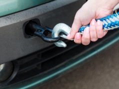 Holujesz auto z automatem? Uważaj na limity, to moment, gdy łatwo o kosztowny błąd