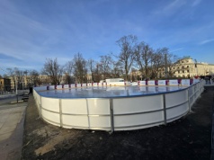 Lodowisko z Placu Litewskiego przegrało z wiosenną aurą. Cieszyło się bardzo dużym zainteresowaniem