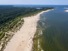 To urokliwa i spokojna wioska nad Bałtykiem. Idealna na wakacje z dala od tłumów i straganów