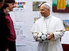 Papież Leon XIV dostał piłkę i koszulkę podczas wizyty duszpasterskiej w rzymskiej parafii